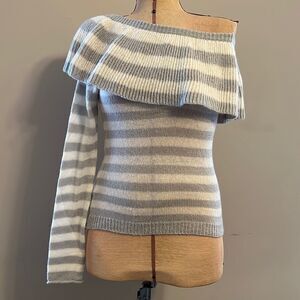 NWT Romeo + Juliet Couture Grey & White One Shoulder Ruffle Sweater - Size Small